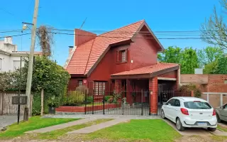 Casa - 25 e/ 483 y 484