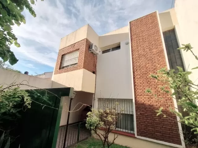 Casa en 10 e/ 523 y 524